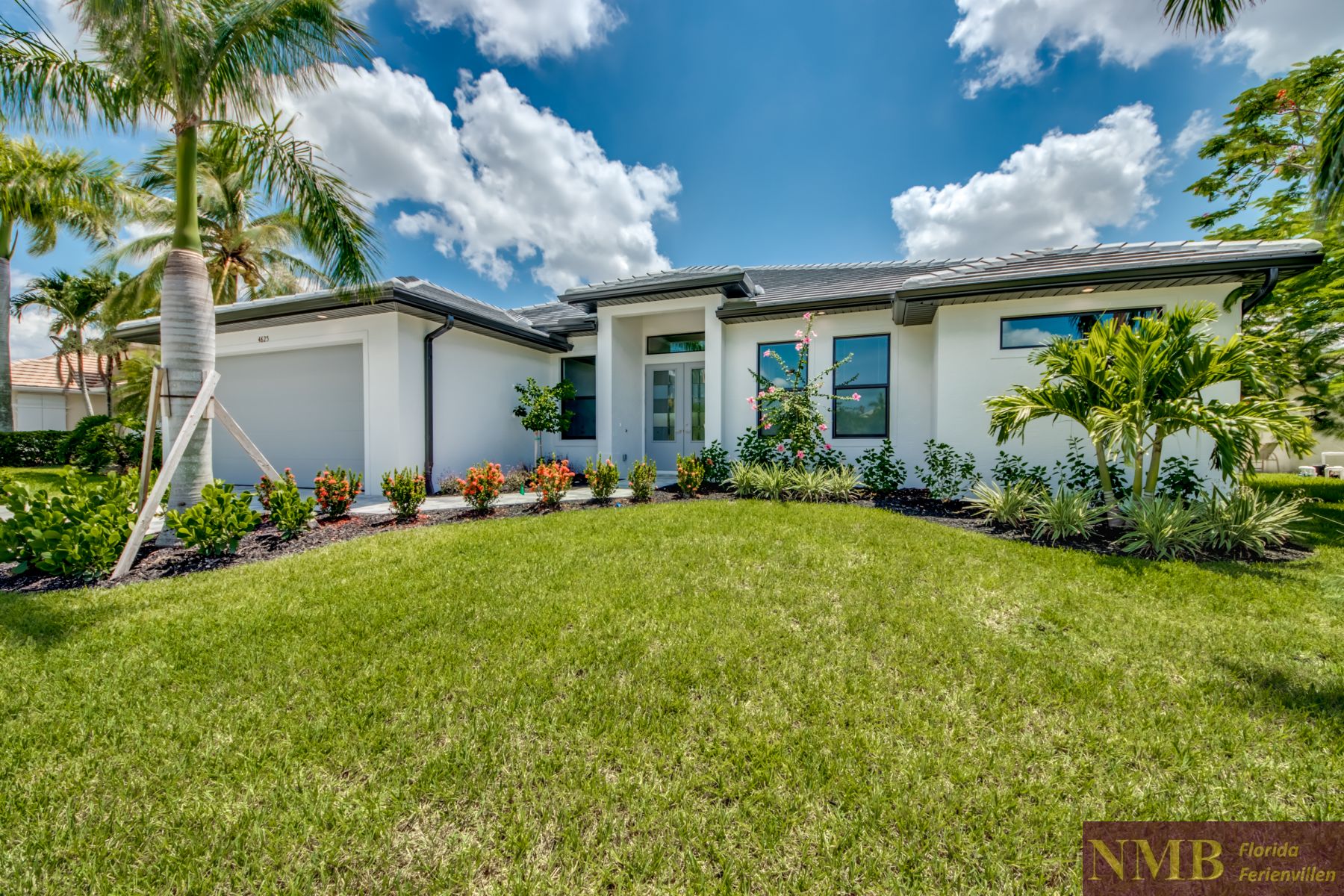 Bella Luna 4 Front of Villa