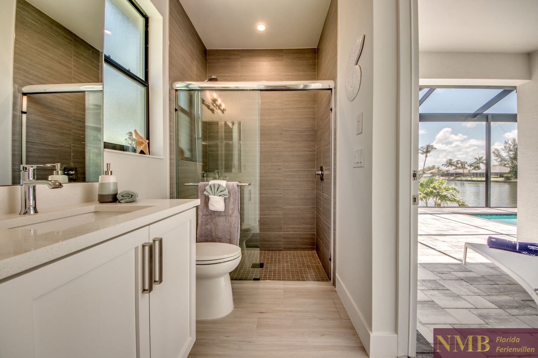 Bella Luna 40 Guest Suite Pool Bath