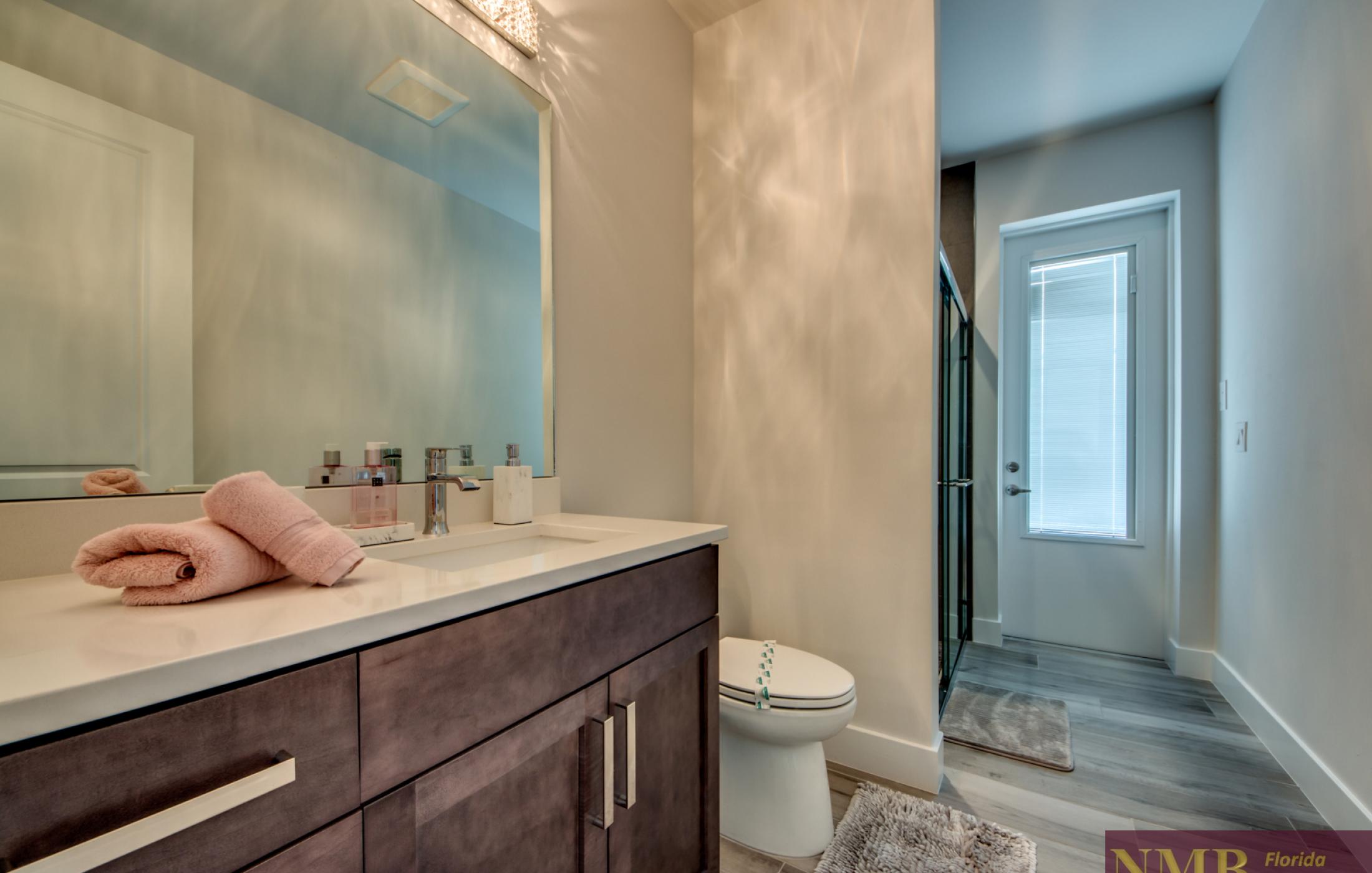 Ferienhaus Chamo Cape Coral 48 Guest Pool Bathroom