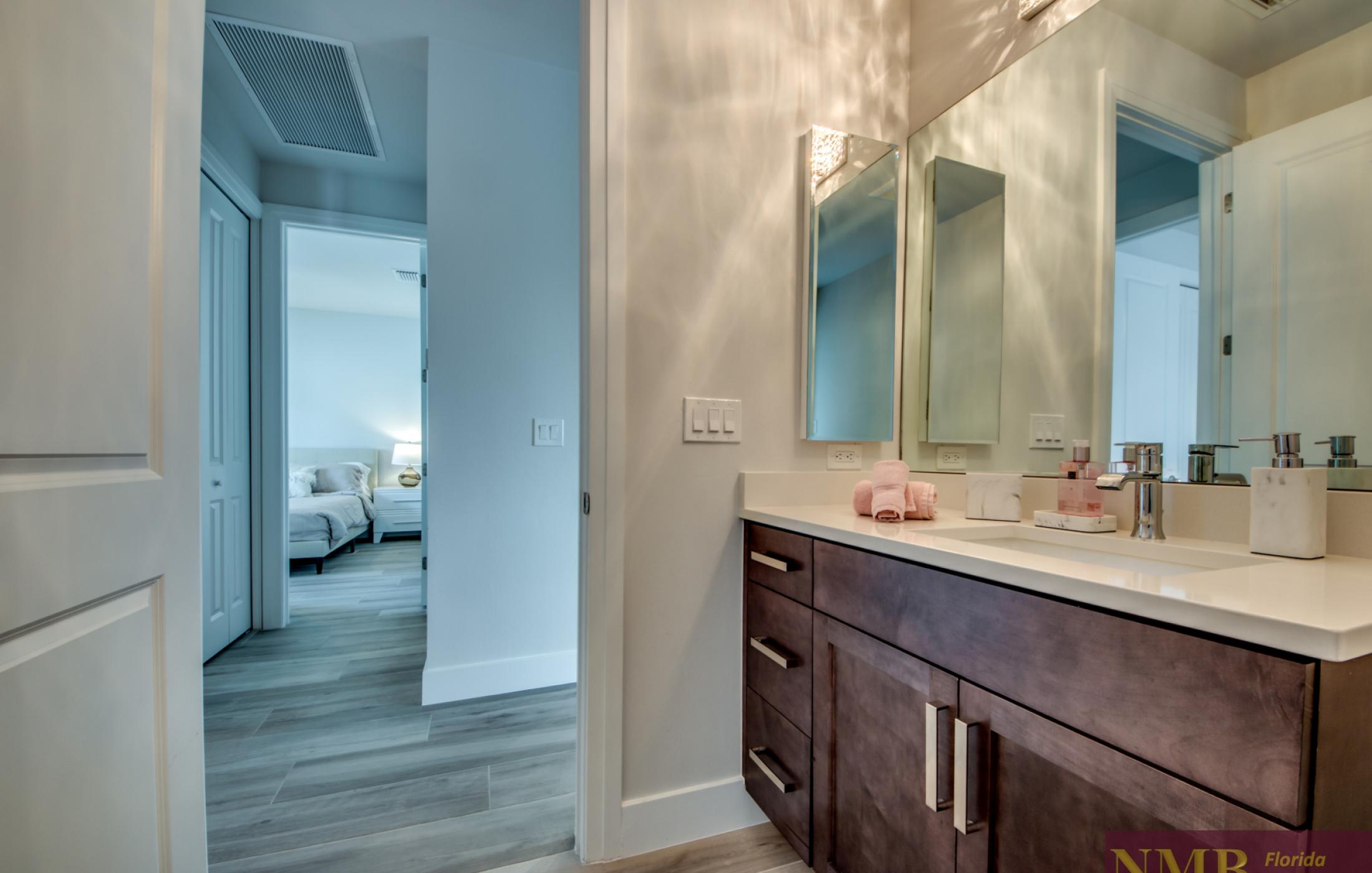 Ferienhaus Chamo Cape Coral 51 Guest Pool Bathroom