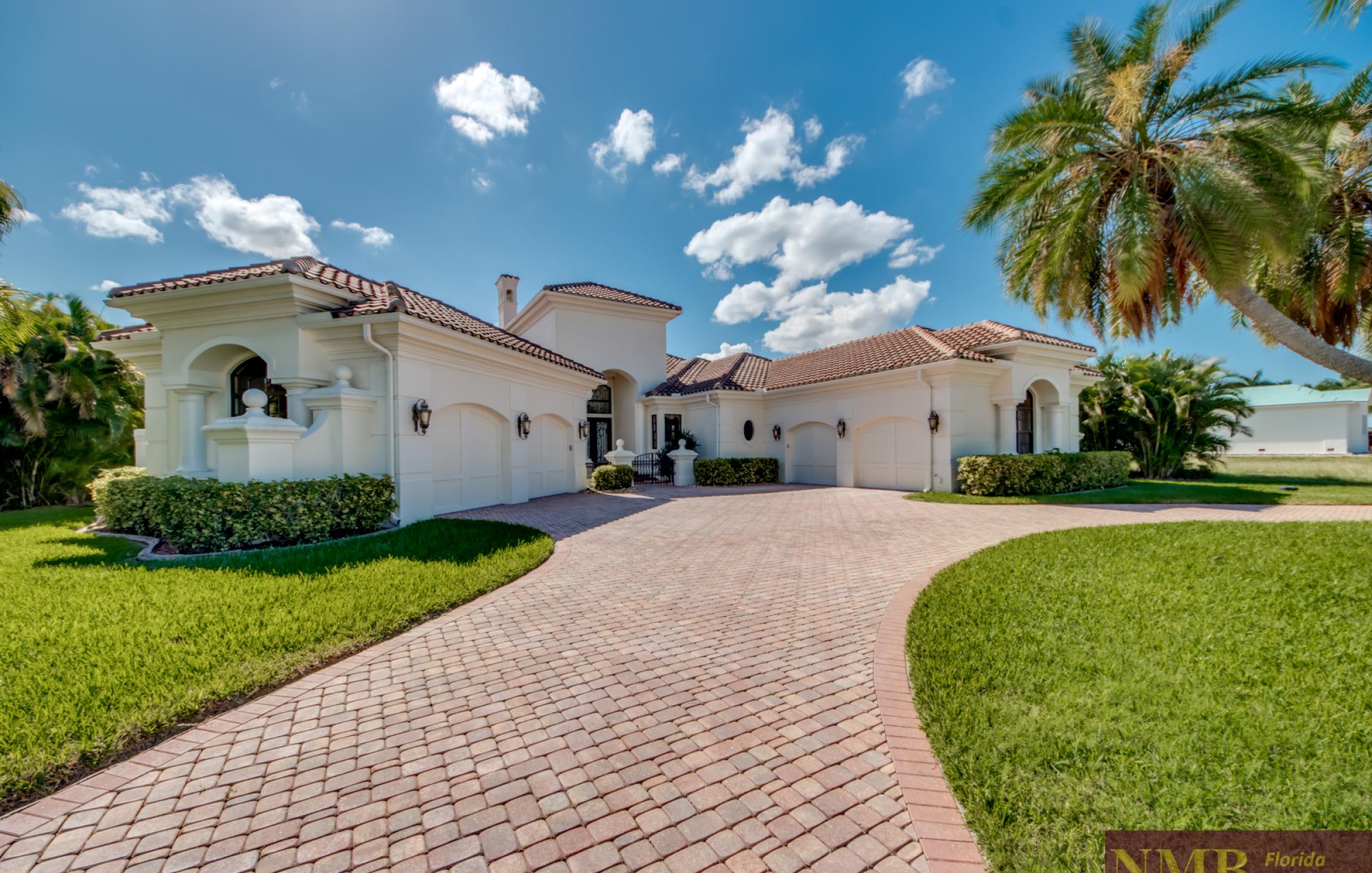 Luxus Villa Caloo 1 Front of Villa