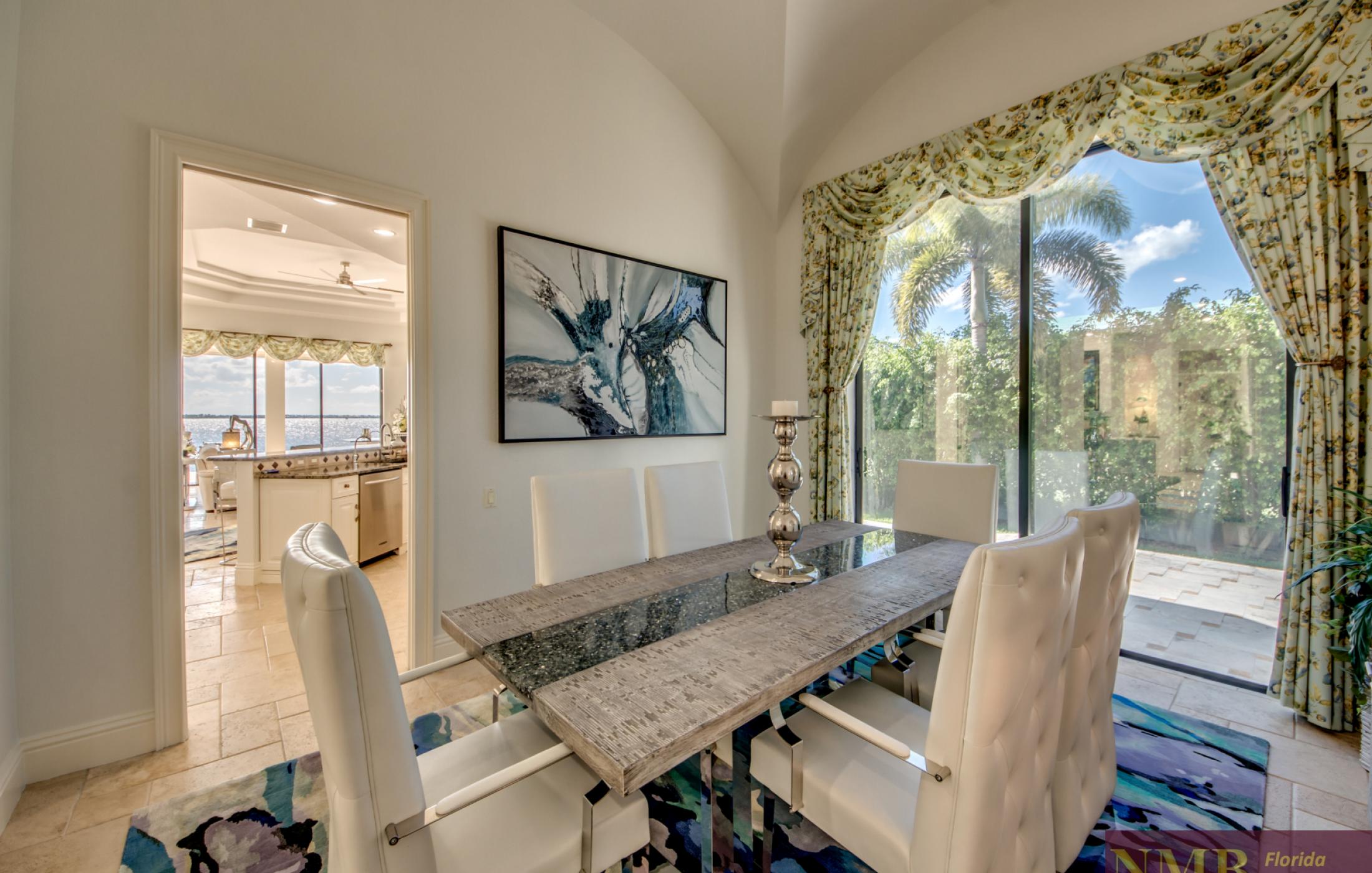 Luxus Villa Caloo 18 Dining Room