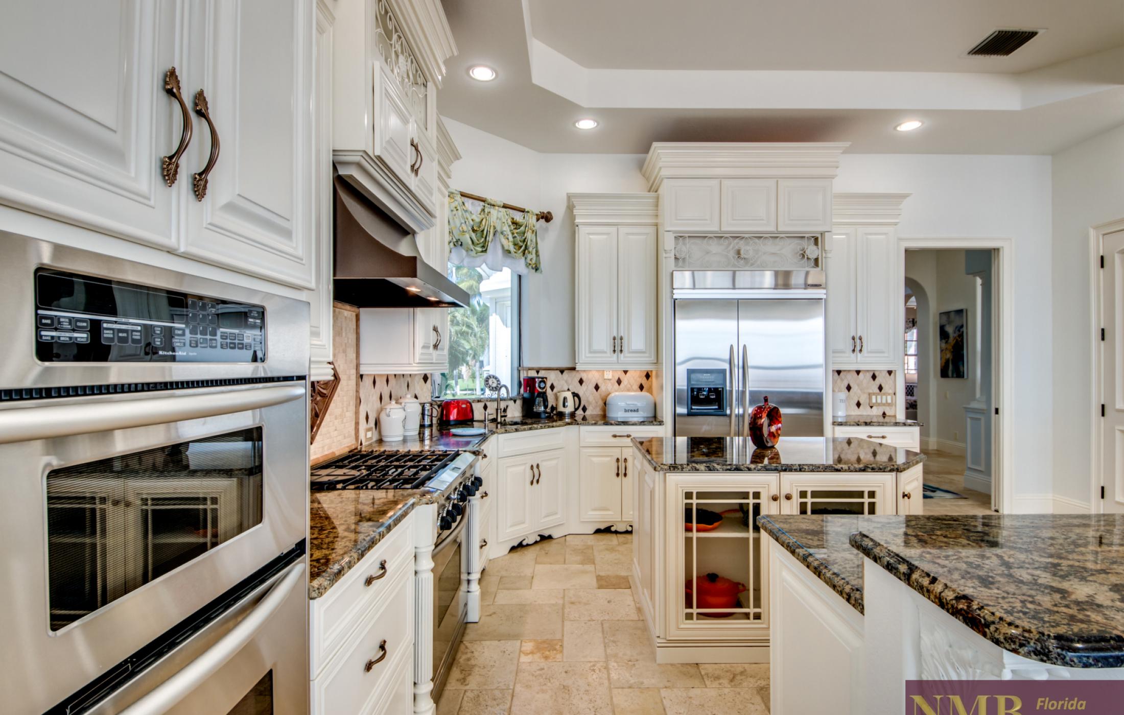 Luxus Villa Caloo 24 Kitchen