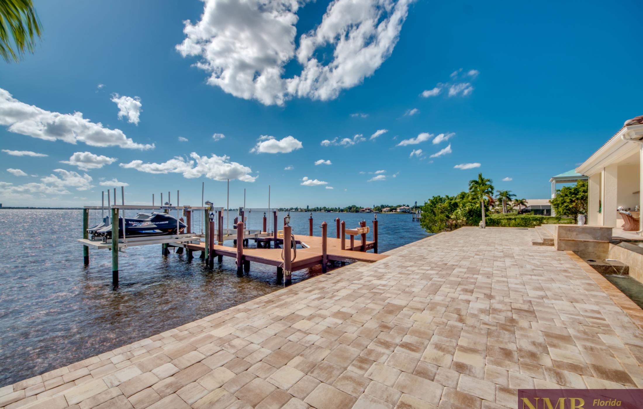 Luxus Villa Caloo 84 Back of Home Dock