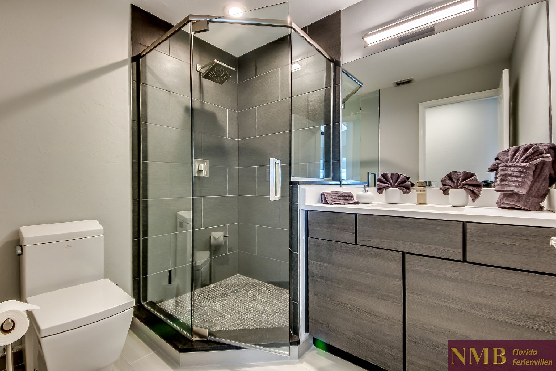 Vacation Rental River Pearl Guest Bathroom