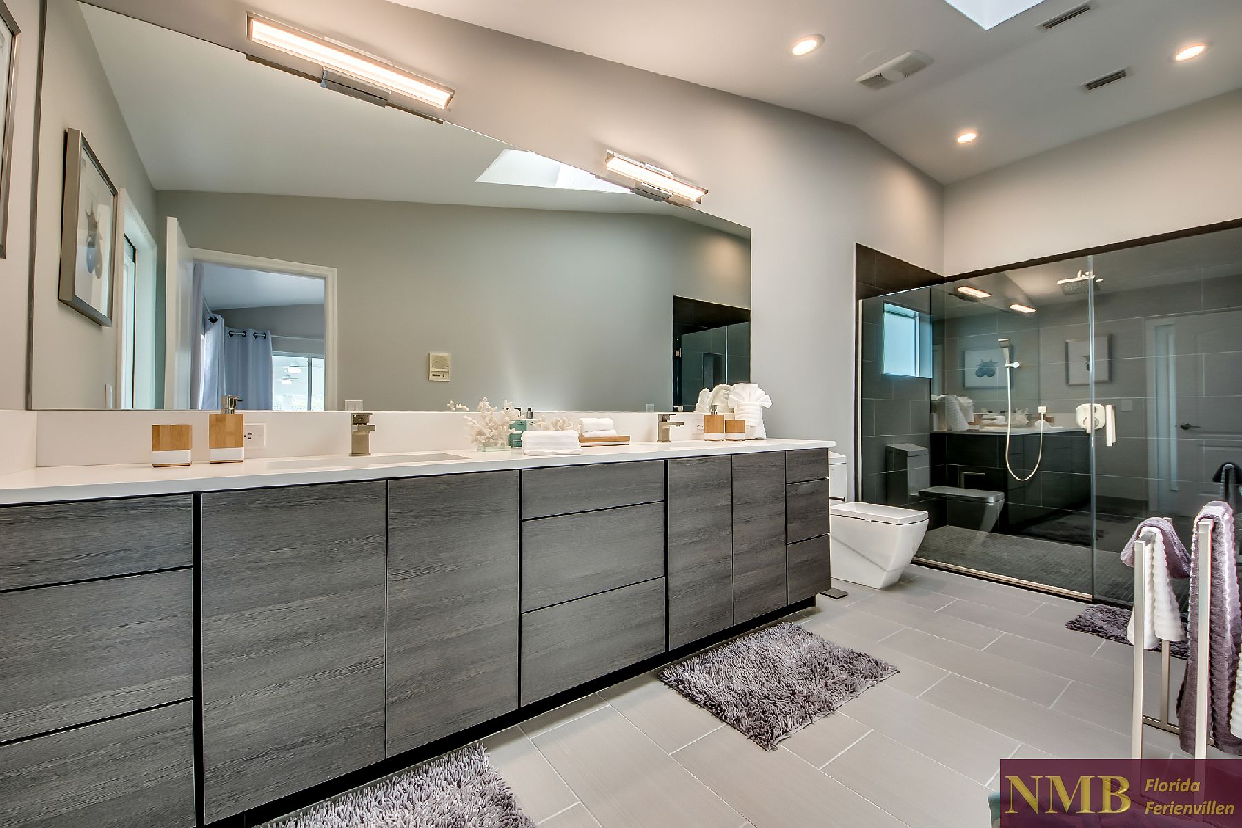 Vacation Rental River Pearl Master Bathroom